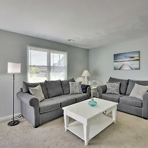 sunny-norfolk-duplex-walk-to-lake-and-beach.hotels-in-virginia-beach.com/